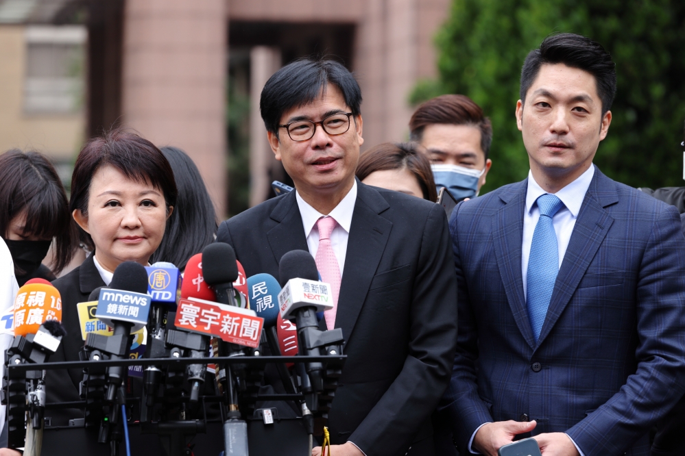 台中市長盧秀燕（左）、高雄市長陳其邁（中）、台北市長蔣萬安（右）在政治人物聲量調查中，拿下前3名。（資料照片／陳愷巨攝）