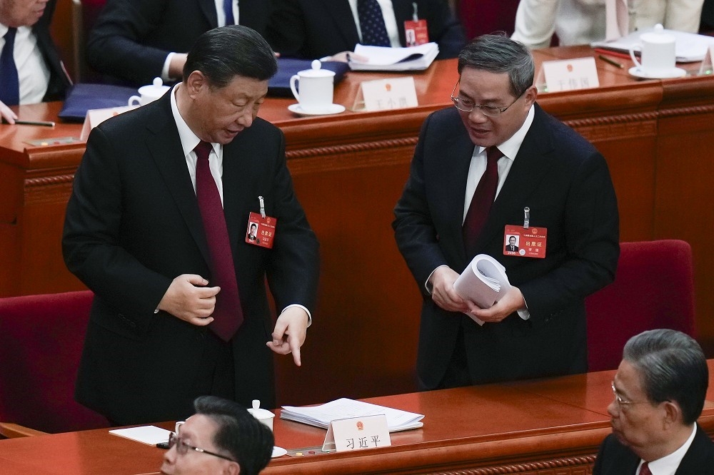 中國國務院總理過去有相當權力，但現在的總理李強（右）幾乎只是習近平（左）的下屬。（美聯社）