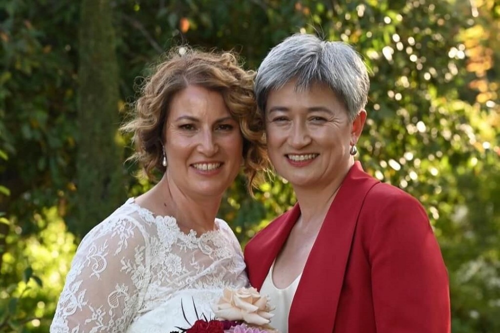 澳洲外交部長黃英賢（右）16日與她的同性伴侶舉行結婚儀式。（取自instagram.com/senatorpennywong）