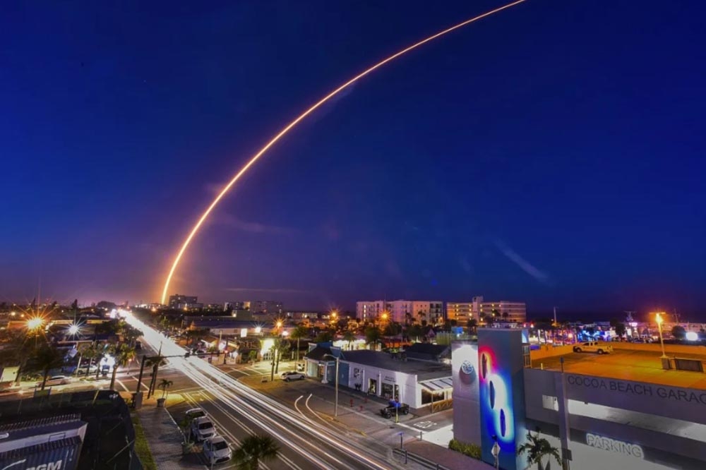 SpaceX傳替美國打造間諜衛星網。圖為2022年底，SpaceX獵鷹9號火箭運載星鏈衛星從佛州發射升空。（資料照片／美聯社）