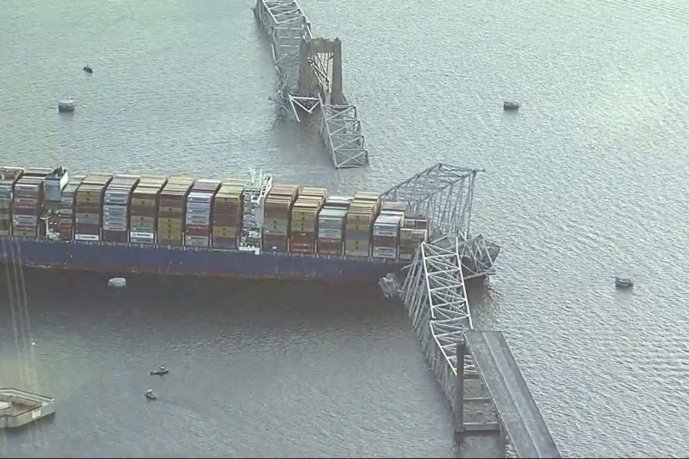 巴爾的摩州際公路的大橋遭貨輪撞擊斷裂，恐有20人落水，當局救援行動已展開。（美聯社）
