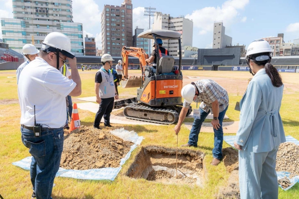 新竹市政府今年2月接手新竹棒球場改善工程，自行發包棒球場覆土移除工程，26日已上網公告。圖為美國職棒大聯盟指定場務單位團隊挖開棒球場土壤進行檢測。（新竹市政府提供）