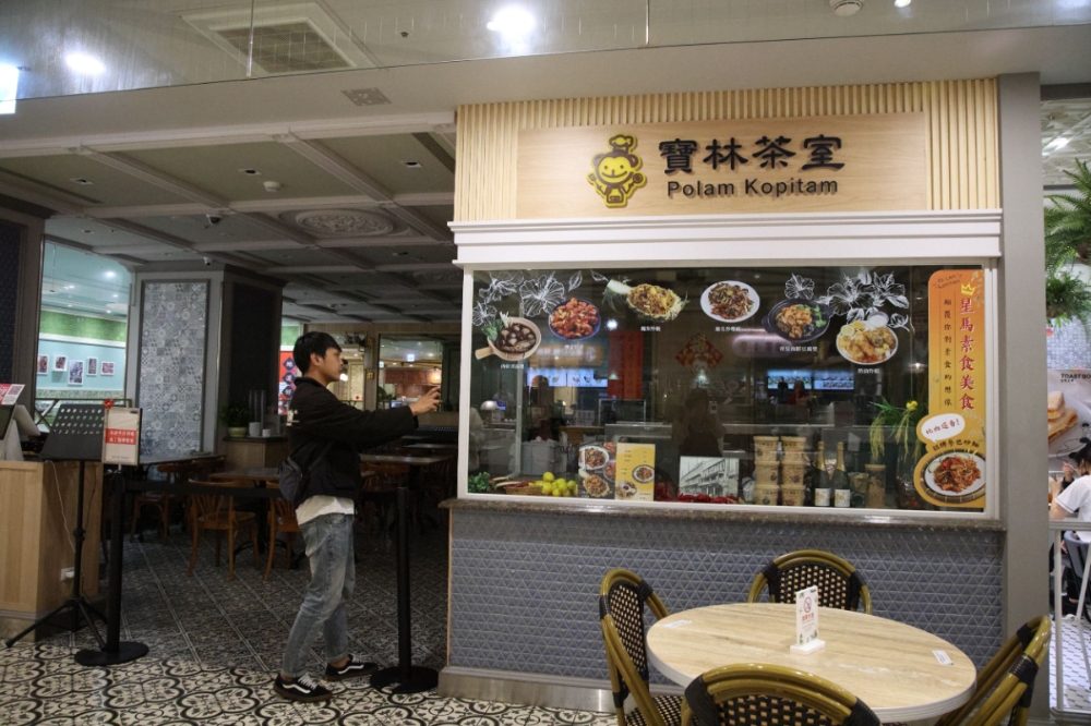 寶林茶室中毒疑雲目前通報9例，台北地檢署今天凌晨前往該餐廳搜索。（陳愷巨攝）