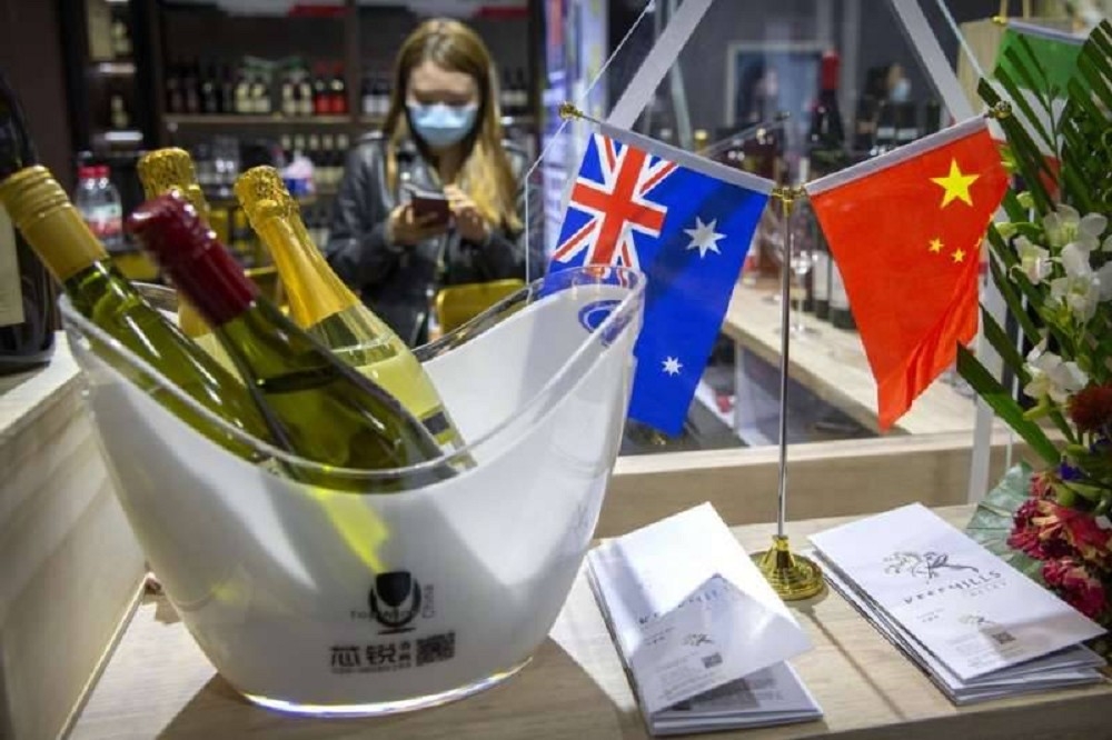 中國宣布停徵澳洲葡萄酒反傾銷稅。圖為2020年11月中國進博會的澳洲紅酒攤位。（美聯社）
