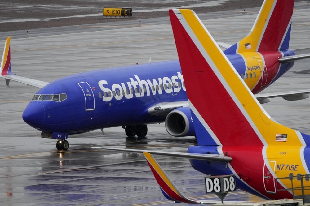 美國西南航空1架波音737-800客機因引擎罩脫落，緊急折返丹佛機場降落。（美聯社）