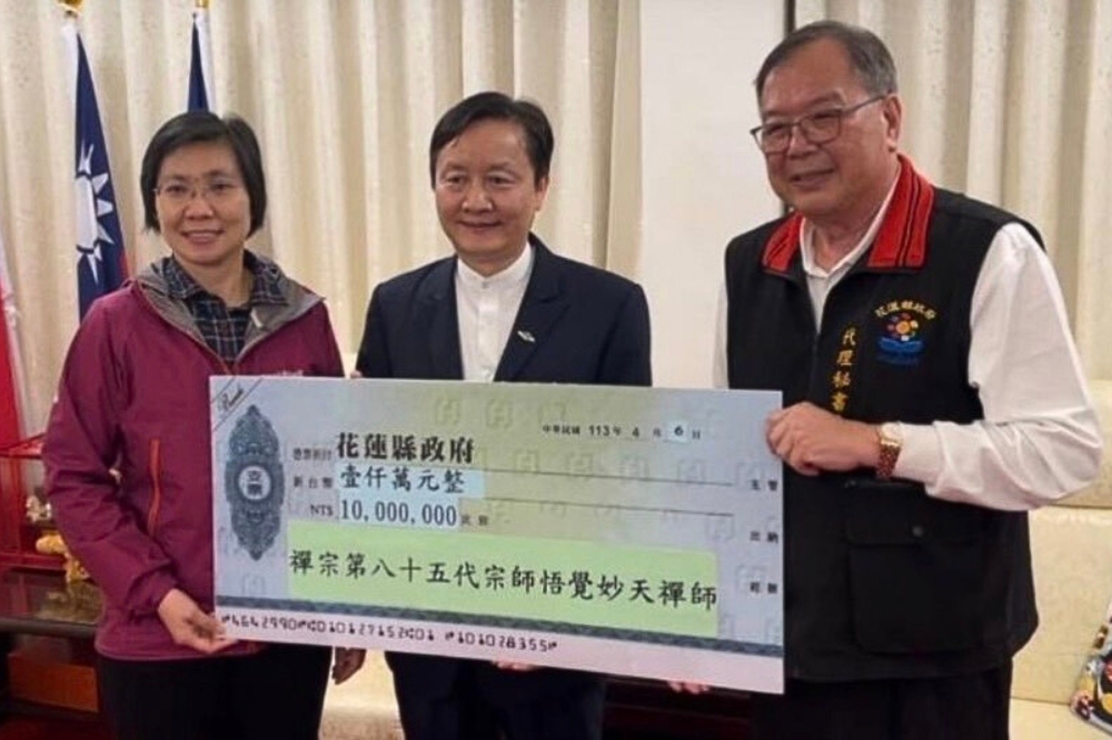 徐欣瑩（左一）代表悟覺妙天前往花蓮縣府捐1000萬元賑災。（覺妙義明宗師提供）