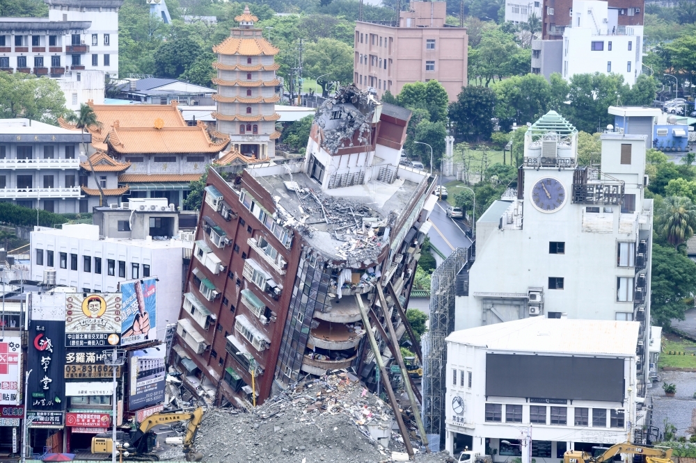 花蓮天王星大樓於地震中傾倒，喚起國人對房屋居住安全的重視。（資料照片／張哲偉攝）