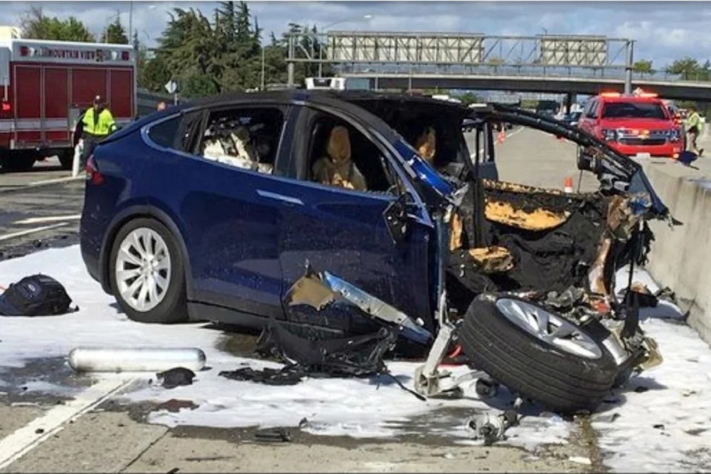 1位台裔蘋果工程師2018年駕駛特斯拉並使用自動輔助駕駛系統（Autopilot），結果發生自撞意外身亡。（美聯社）