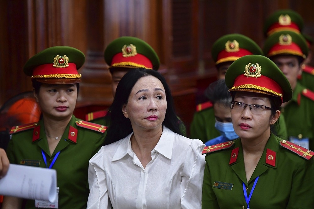 前越南女首富張美蘭（中）被法院判處死刑。（美聯社）