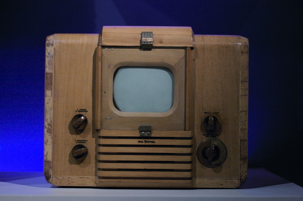 要指出電視機是哪一個人發明並不容易，答案可能會因為視角不同而改變，圖為1946年的RCA電視。（圖片摘自維基百科）
