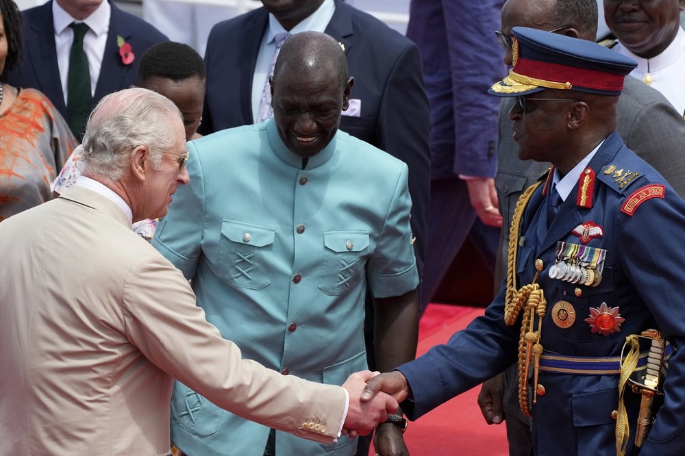 肯亞國防軍參謀長奧古拉空軍上將（右）、在17日的直升機空難中不幸身亡。圖為奧古拉等人歡迎大英國協元首查爾斯三世訪問。（美聯社）