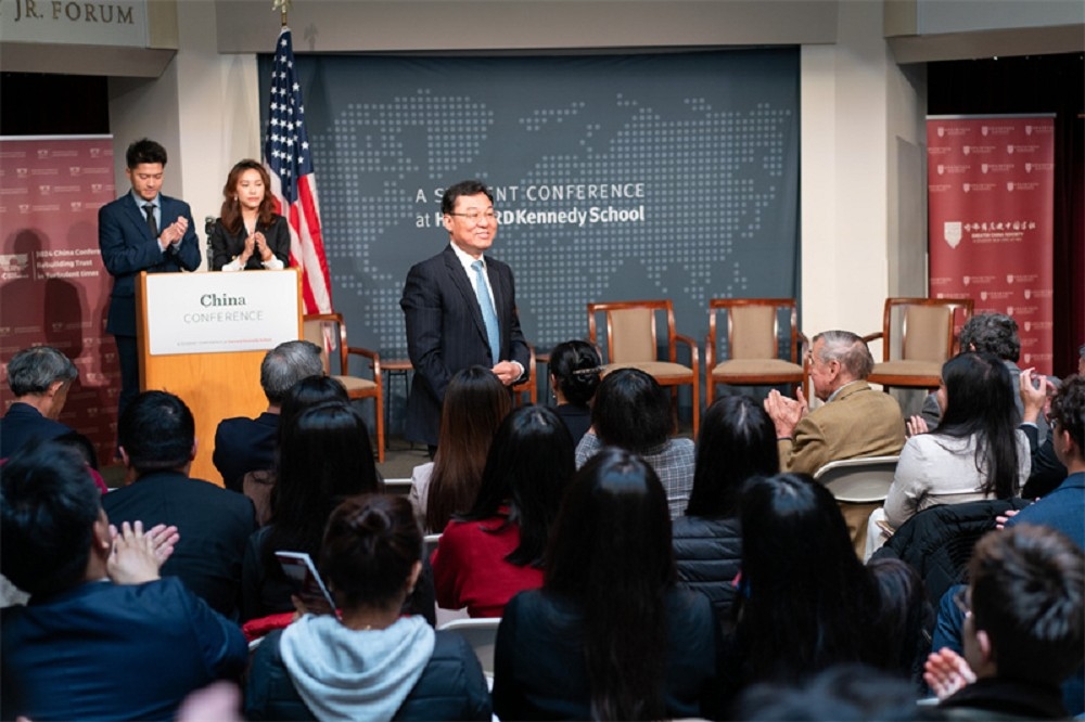 中國駐華府大使謝鋒4月20日出席哈佛大學的論壇。（取自中國駐美大使館官網）