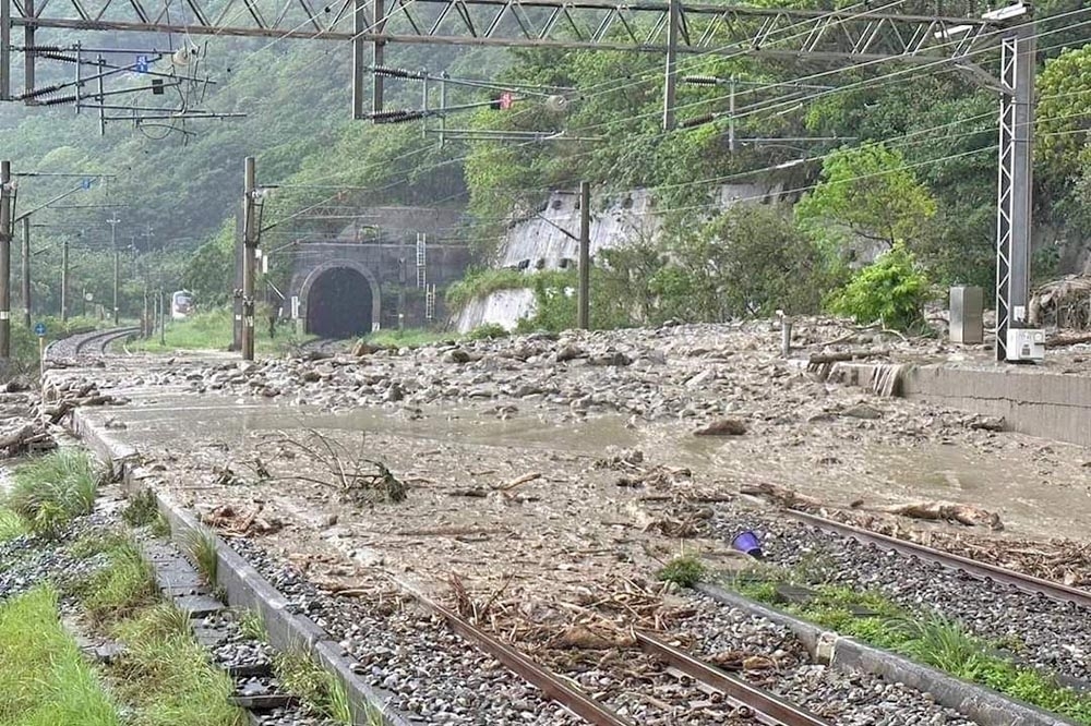 花蓮昨天豪雨不斷，台鐵北迴線和仁站南側山坡爆發土石流。（取自記者爆料網）