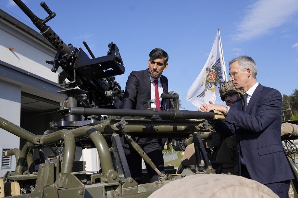 英國首相蘇納克訪問波蘭，並宣布高達5億英鎊的軍援計劃。圖為蘇納克（左）與北約秘書長史托騰柏格視察波軍裝甲旅裝備。（美聯社）