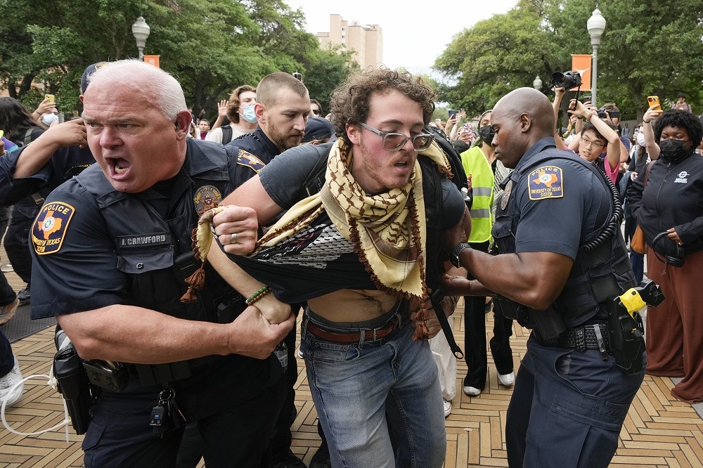 德州大學奧斯汀分校24日傳出示威學生和警察爆發肢體衝突。（美聯社）