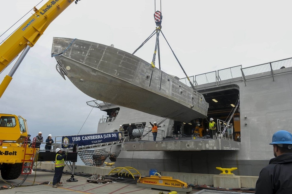 德事隆系統公司開發的「無人水面艦艇」（CUSV）被裝載到「坎培拉號」上。（取自DVIDS網站）