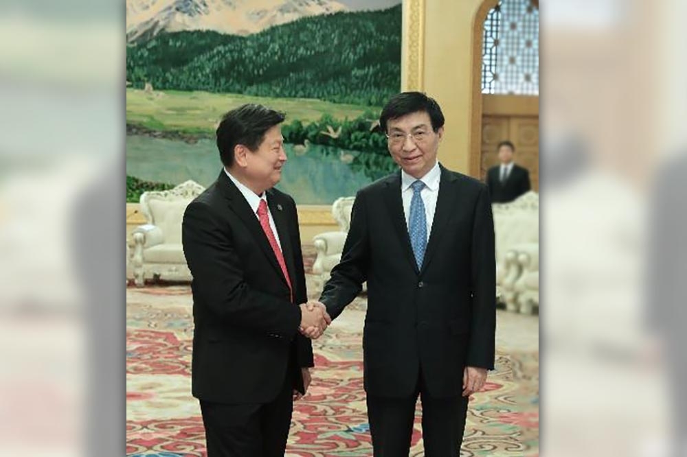 傅崐萁（左）在北京人民大會堂，會見中國全國政協主席王滬寧（右）。（中評社）