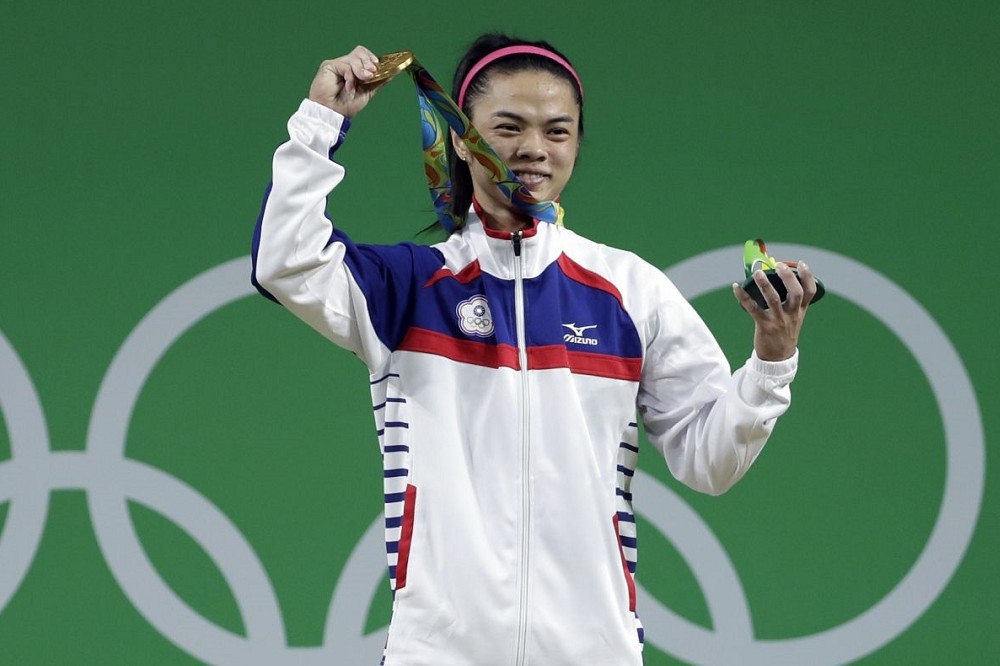 2016年里約奧運台灣時間22日上午7時閉幕式，台灣代表隊共拿下1金2銅，舉重金牌女將許淑淨在閉幕式擔任代表團掌旗官。（美聯社）