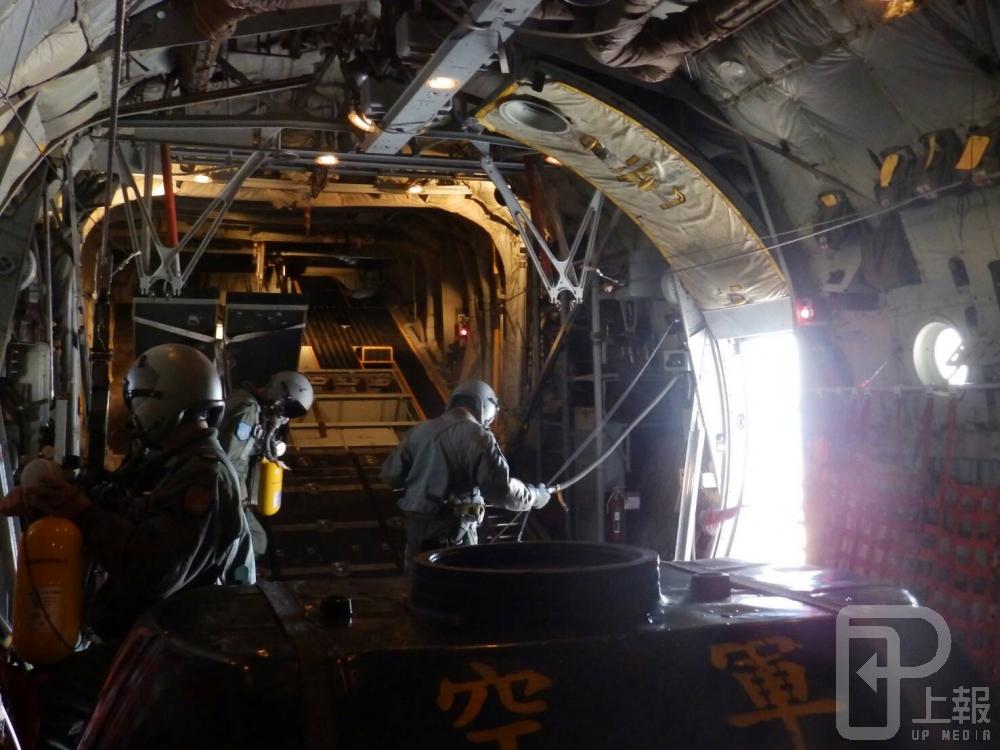 空軍司令部派遣運輸機協助石門水庫人工增雨作業。（空軍司令部提供）