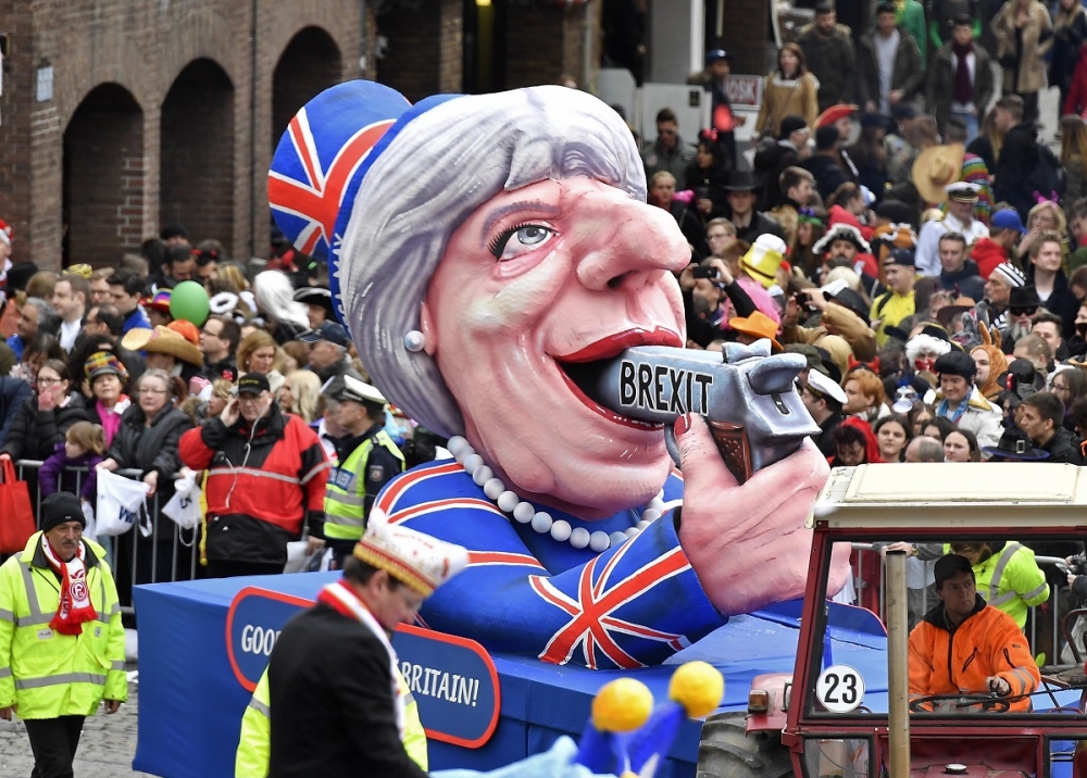 德國街頭慶典中英國首相梅伊吞槍造型的車輛。（美聯社）
