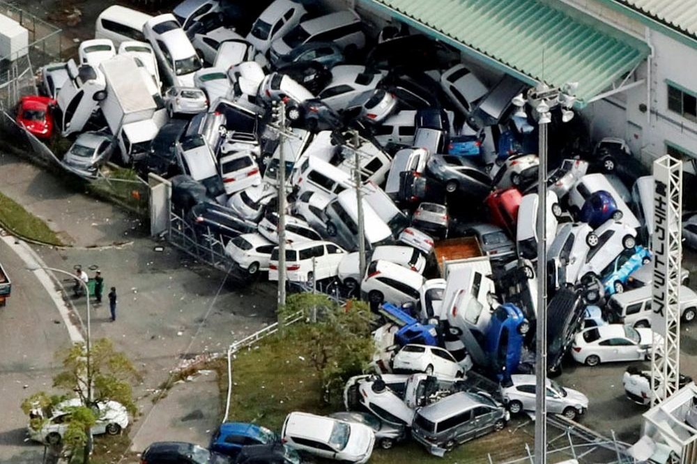 大水散去，日本車輛遭堆疊。（美聯社）