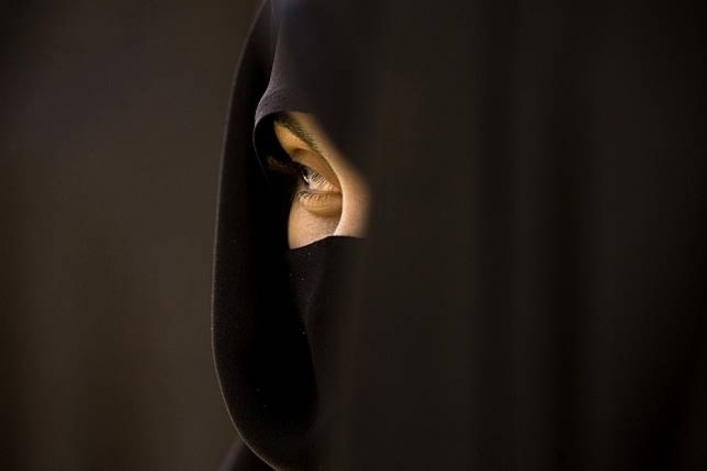 伊朗女性被迫在公共場合配戴頭巾。（湯森路透）