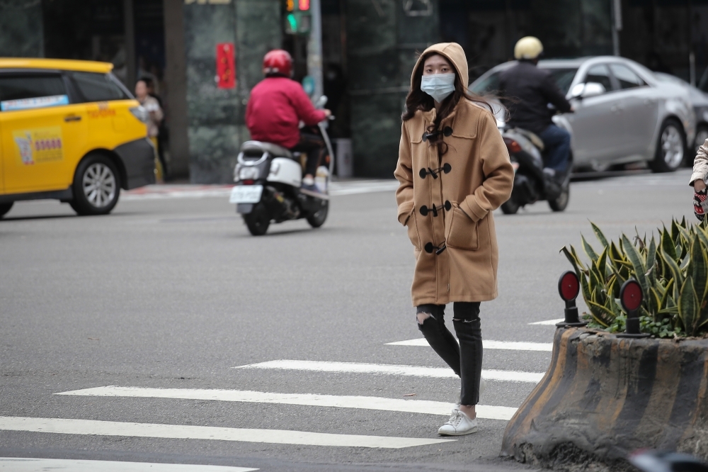 鄭明典指出，31日下午開始受到境外污染物影響，空氣品質下降。（攝影：陳品佑）
