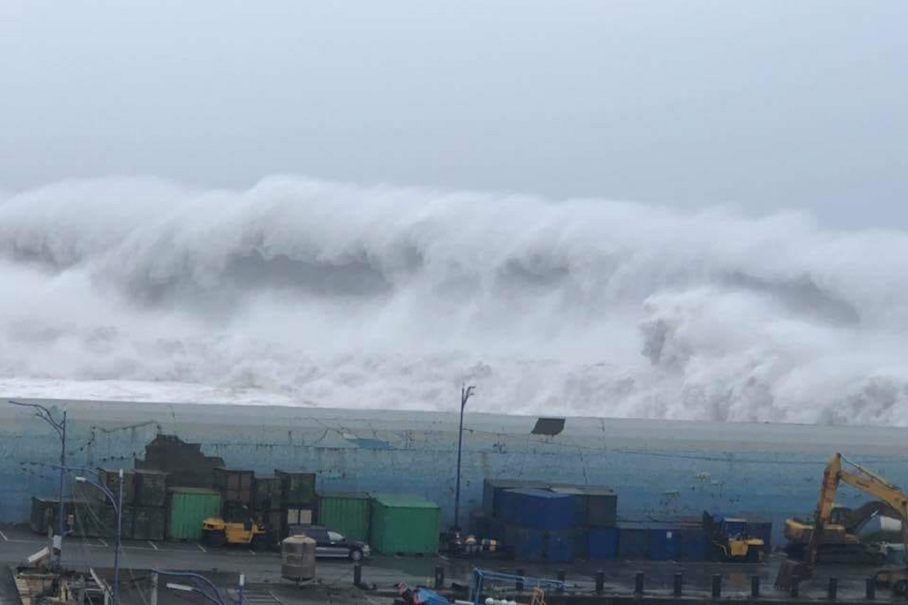 颱風山竹掀巨浪侵襲台東富岡漁港。（圖片取自就是愛台東臉書）