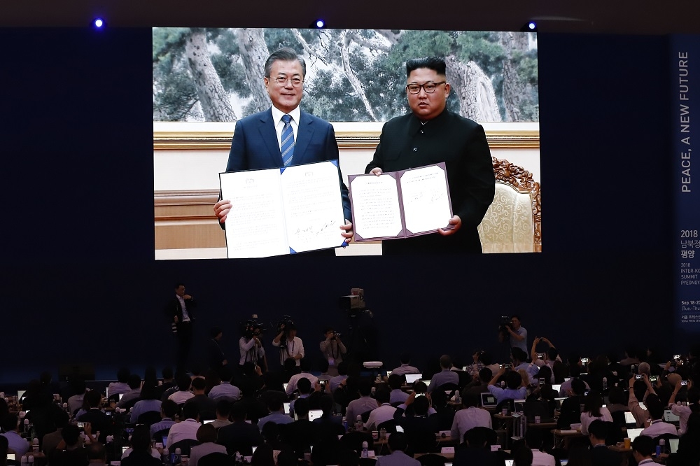 南北韓領導人文在寅與金正恩19日簽署《平壤共同宣言》。（美聯社）
