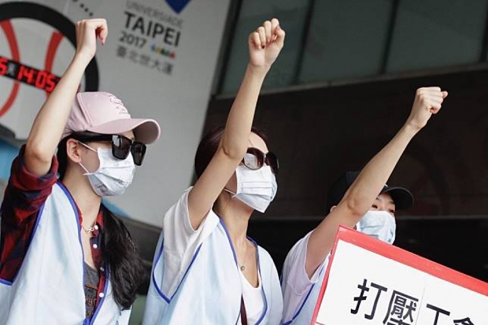 遠東航空企業工會7日晚間在臉書上直播發表聲明。圖為今年5月間工會於台北市政府前舉牌抗議。（攝影：李隆揆）