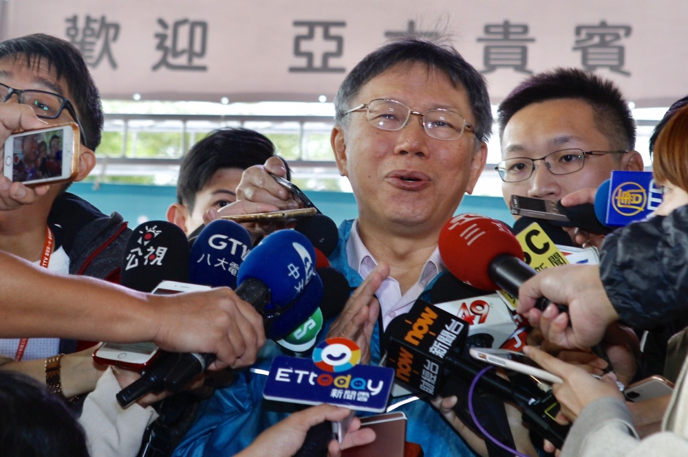 年底選舉進入倒數22天，台北市長的選情越來越激烈，面對韓國瑜聲勢驚人，外界稱北市似乎變成是「柯韓對決」，對此，柯回應，還好他跟韓國瑜不是敵人。(攝影：張哲偉)