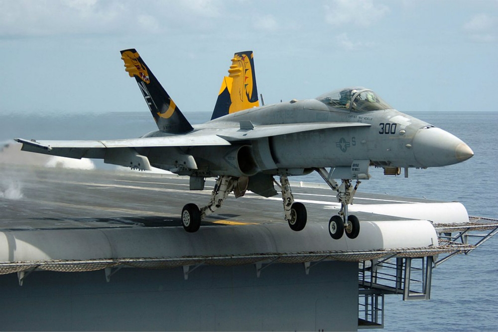 一架海軍F/A-18C型戰機從航母甲板起飛。（圖片取自美國海軍）
