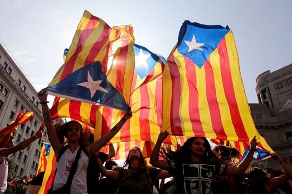 支持加泰隆尼亞自治區獨立的民眾高舉獨立旗幟。（湯森路透）