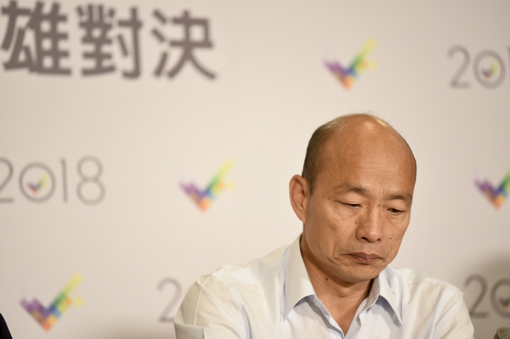 選前五天，眾所矚目的高雄市長首場電視辯論會晚間登場。閉關雪恥兩天的國民黨市長候選人韓國瑜今在辯論會表現卻不如預期。（攝影：張文玠）