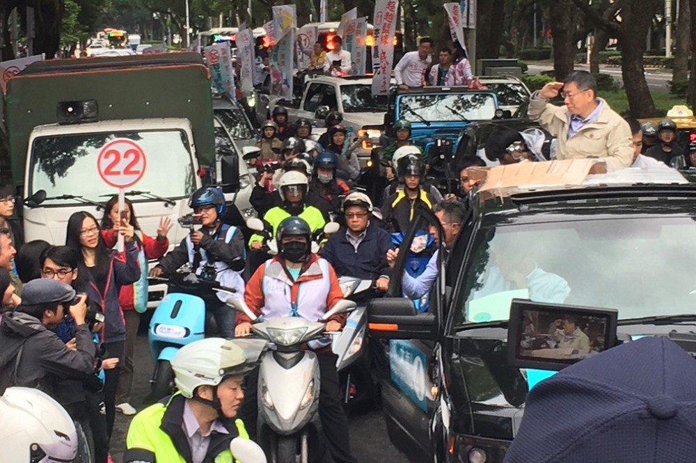 柯文哲「阿北嗡嗡車隊」下午行程繼續跑，從北市八德路三段出發，開往選前之夜場地「四四南村」。（攝影：徐乙喬）