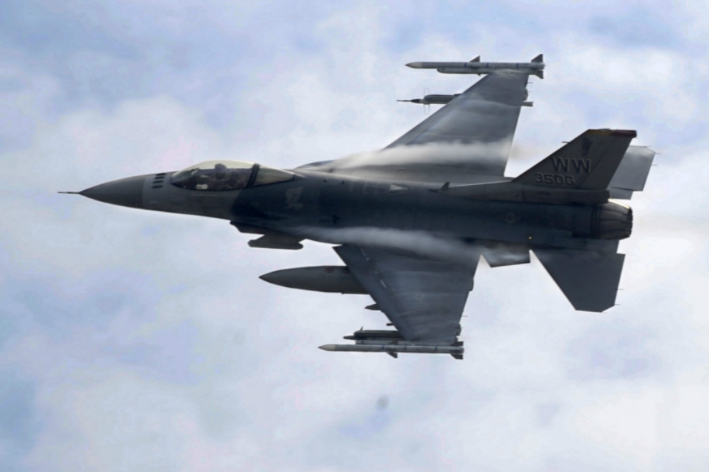 美軍現役F-16戰機進行飛行表演。（圖片取自美國空軍）