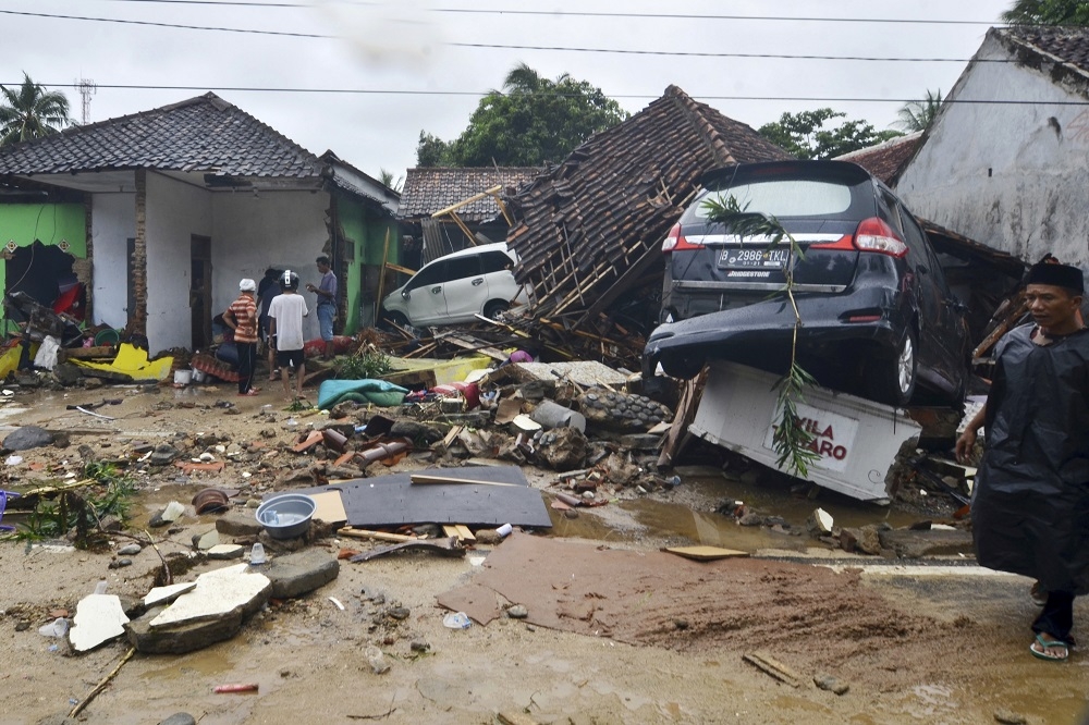 印尼海嘯死傷人數比預期中的更為嚴重，原因之一在於官方警報系統失靈。（美聯社）