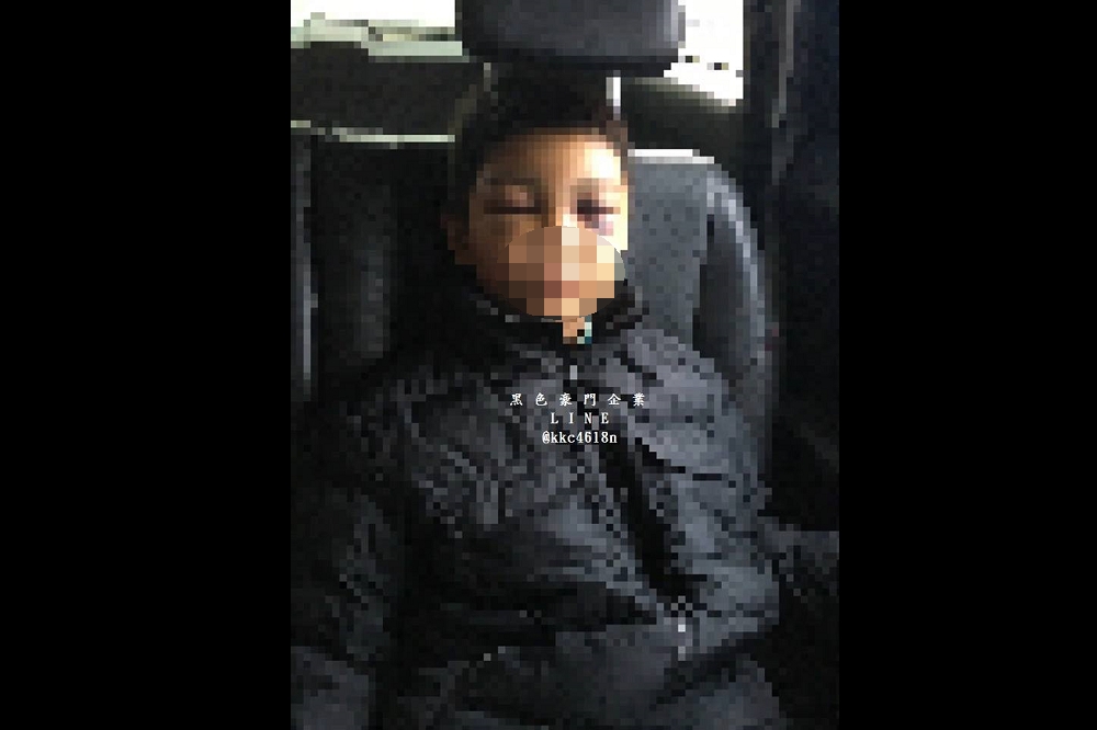 一名苗栗的計程車司機指出自己載到一名遭家暴而鼻青臉腫的男童，當時祖父母正帶著他到尖山派出所報案。（圖片取自黑色豪門臉書）