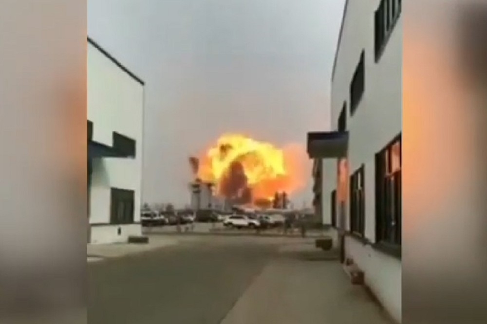 中國江蘇省化工工廠21日發生大爆炸。（取自影片）