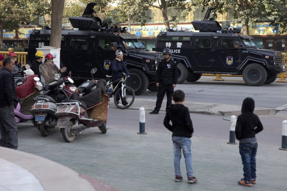 中國新疆街上的特警車。（AP）