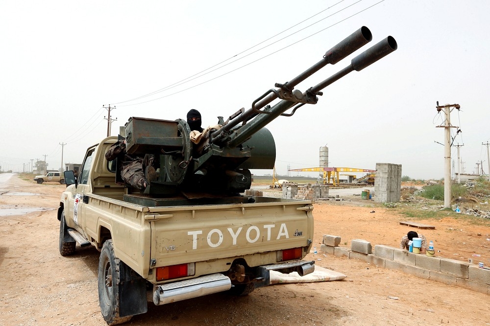 4月5日利比亞首都「的黎波里」以南道路上有周邊城市「米蘇拉塔」的支援軍武。（湯森路透）