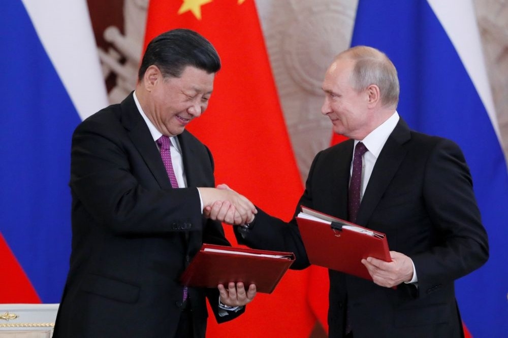 中國國家主席習近平（左）5日訪問俄羅斯，與俄國總統普京見面。（湯森路透）