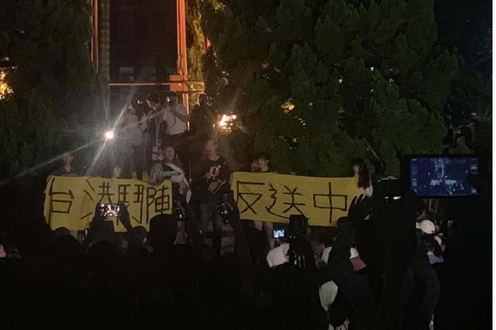 台大學生14日晚上自發性在傅鐘舉辦「台大撐香港—台大人反送中之夜」，不到半小時就集結超過500人。（取自TING HONG ZHANG臉書）