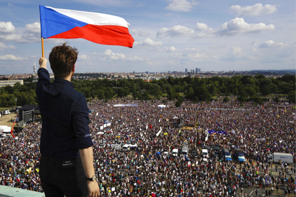 捷克布拉格湧上25萬民眾，抗議富豪總理巴比斯的貪腐案和干預司法舉動。（美聯社）