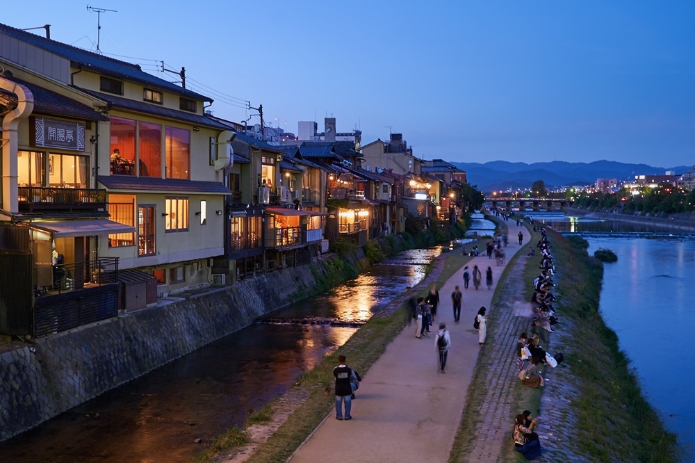 京都鴨川（2014 © Pedro Szekely , Kyoto @ Flickr, CC BY-SA 2.0.）