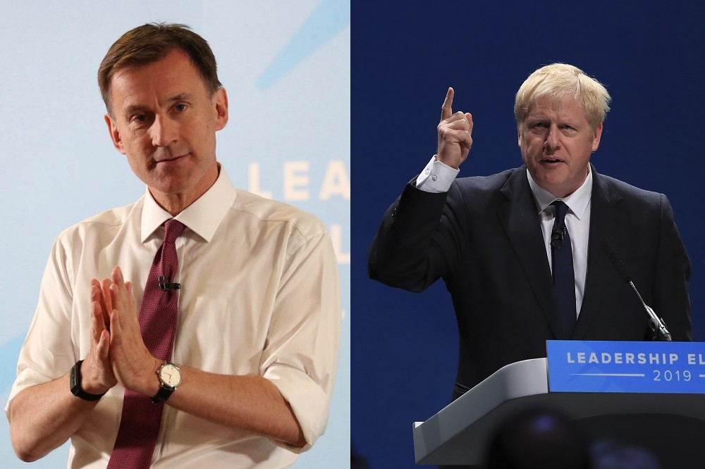 保守黨黨魁之爭，最後由52歲的現任外相韓特（左）和55歲的前倫敦市長強生（右）對決。（美聯社／合成照片）