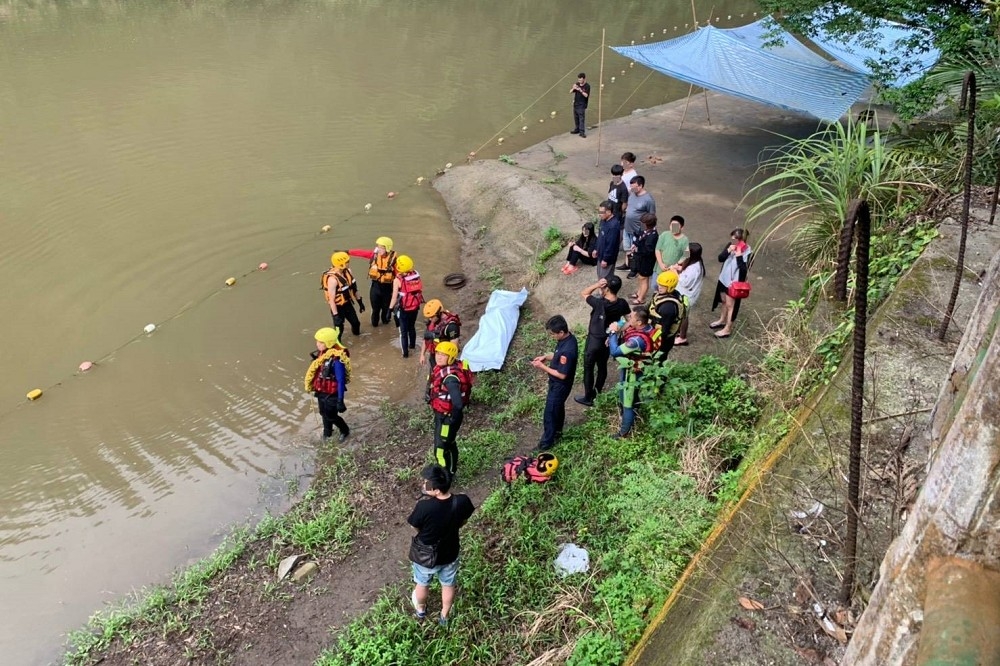 新北坪林露營區11日的溺水案中，失蹤的1人在12日上午遺體被尋獲。（新北消防局提供）