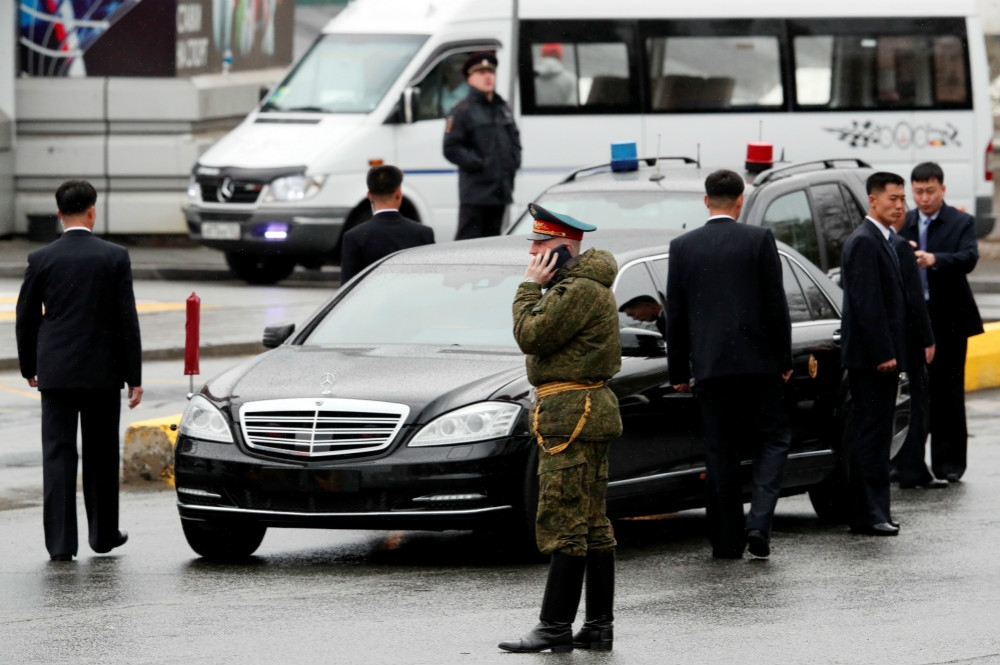 出訪俄羅斯、北韓領導人金正恩的加長轎車由大批護衛保護。（湯森路透）