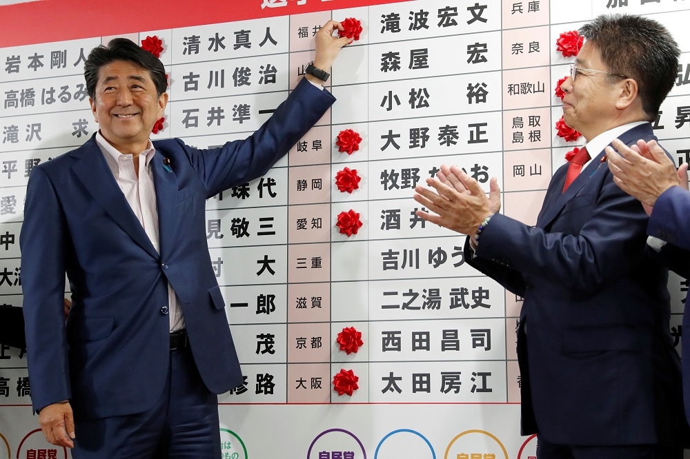 日本首相安倍的執政聯盟在參議員改選中獲過半數席次。（湯森路透）