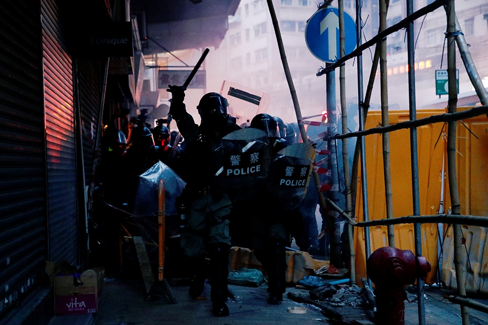 香港警方28日在上環狹小街道上進行清場。（湯森路透）